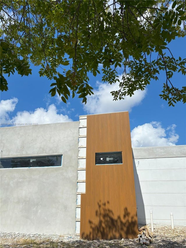 1 of 4 - 19610 Ne 19th Pl, Miami, FL
