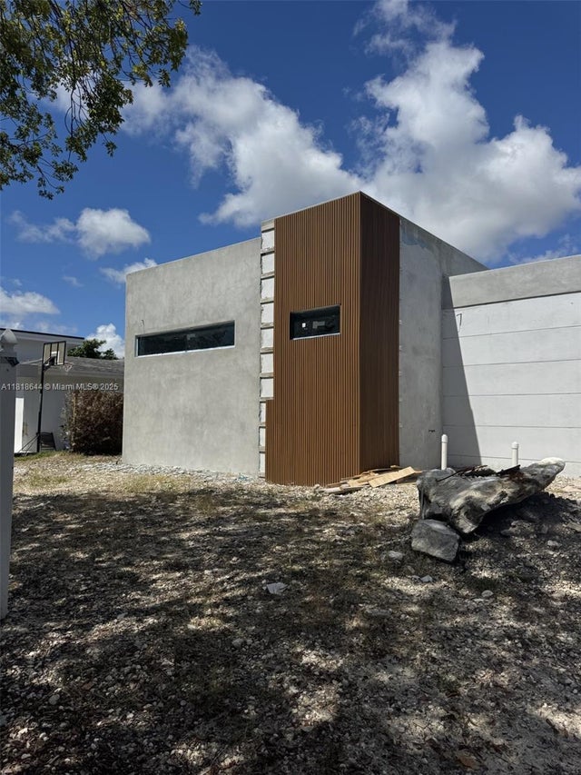 3 of 4 - 19610 Ne 19th Pl, Miami, FL