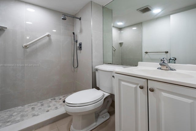 4 of 15 - 301 Cambridge Rd 203, Hollywood, FL
