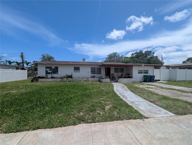 1 of 3 - 950 Ne 172nd St, Miami, FL