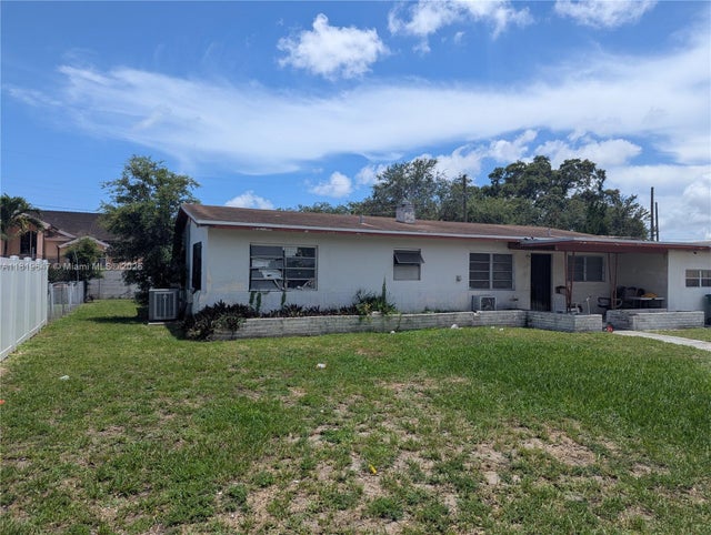 2 of 3 - 950 Ne 172nd St, Miami, FL