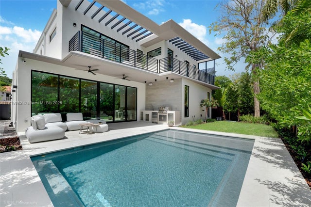 1 of 32 - 4110 Park Ave, Miami, FL