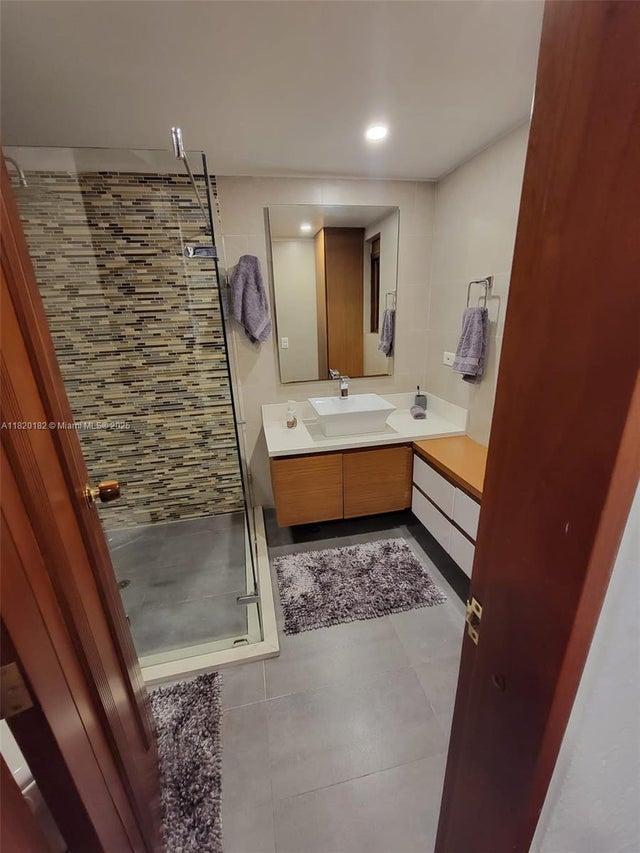 4 of 5 - 60 04 Int 3 128b, Bogota, FL