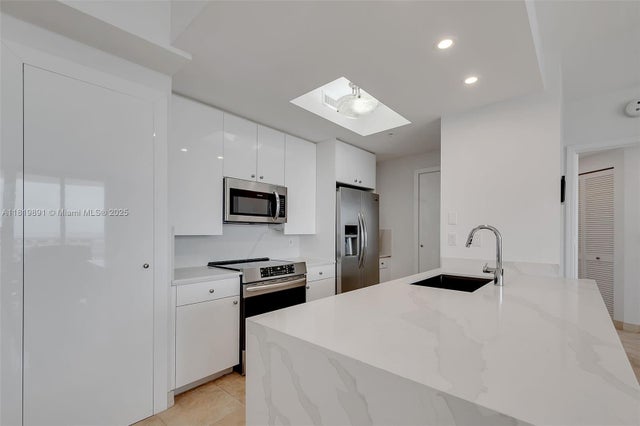 4 of 25 - 848 Brickell Key Dr 1803, Miami, FL
