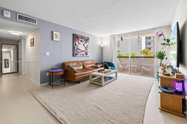 2 of 32 - 1775 Washington Ave 4c, Miami Beach, FL