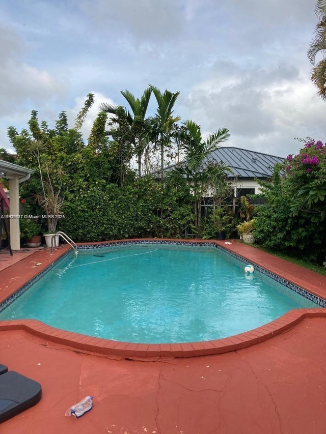 4 of 9 - 12548 Sw 210th St, Miami, FL