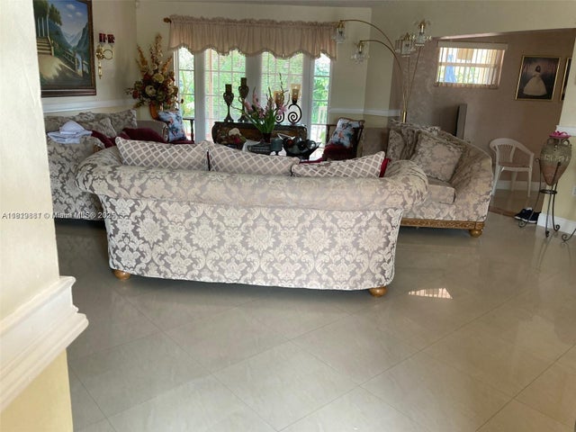 5 of 9 - 12548 Sw 210th St, Miami, FL