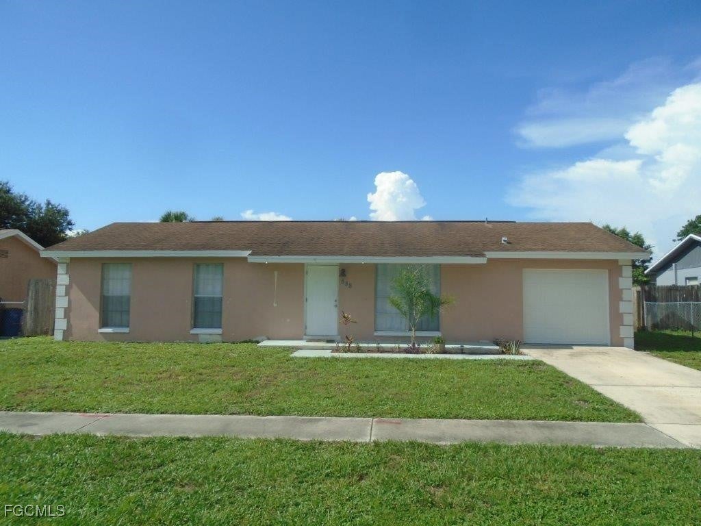 888 Ridgeway Dr, North Fort Myers