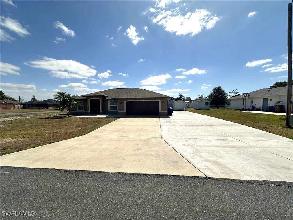 401 Candlewick Cir E, LEHIGH ACRES