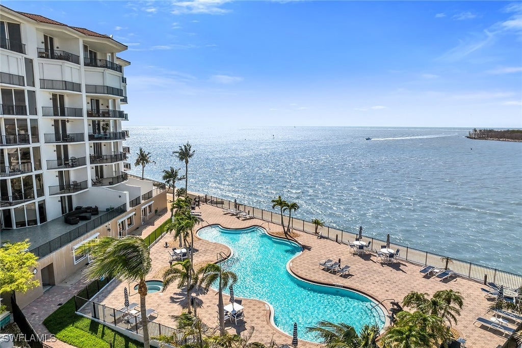 700 La Peninsula Blvd 306, Naples