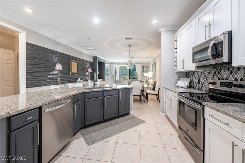 4883 Hampshire Ct 105, Naples