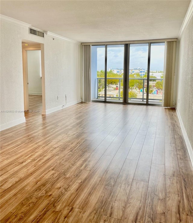 4 of 25 - 401 69th St 405, Miami Beach, FL