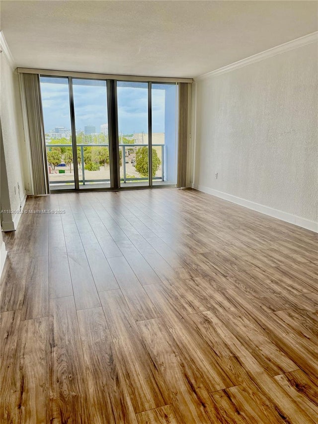 5 of 25 - 401 69th St 405, Miami Beach, FL