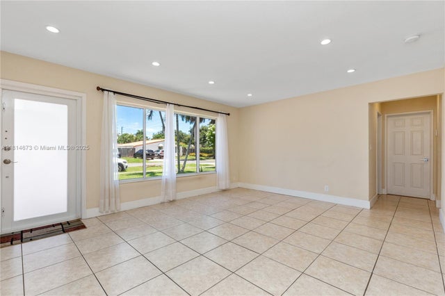 4 of 35 - 918 Ne 6th St, Hallandale Beach, FL