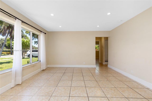 5 of 35 - 918 Ne 6th St, Hallandale Beach, FL