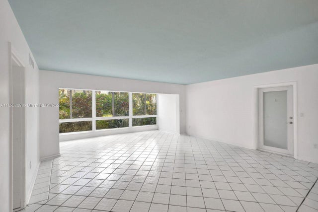 4 of 30 - 260 Sunrise Dr E, Key Biscayne, FL