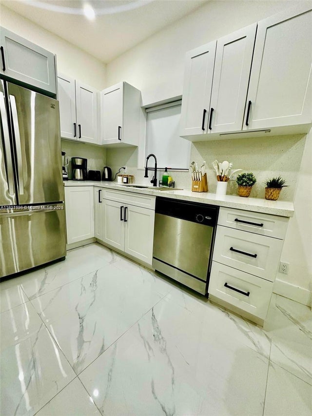 4 of 26 - 610 Nw 111th St, Miami, FL