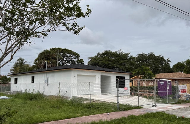 1 of 5 - 2430 Nw 22nd Rd, Fort Lauderdale, FL