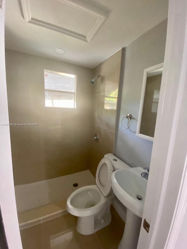 4 of 17 - 345 Ne 168th St, North Miami Beach, FL