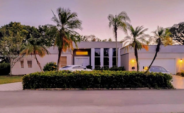 1 of 41 - 5706 White Hickory Cir, Tamarac, FL