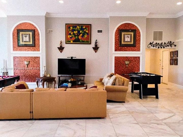 4 of 41 - 5706 White Hickory Cir, Tamarac, FL