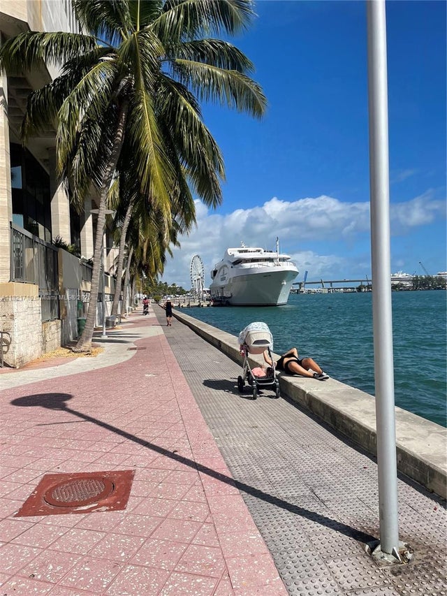 3 of 21 - 335 S Biscayne Blvd 3400, Miami, FL
