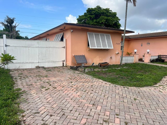 3 of 40 - 7110 Sw 11th St, Pembroke Pines, FL