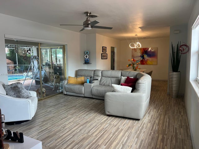 4 of 40 - 7110 Sw 11th St, Pembroke Pines, FL