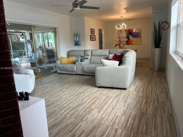 5 of 40 - 7110 Sw 11th St, Pembroke Pines, FL