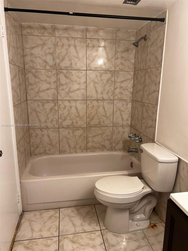 5 of 8 - 498 Nw 165th St Rd D303, Miami, FL