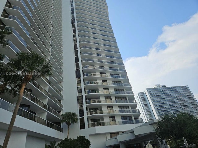 3 of 3 - 20281 E Country Club Dr 1412, Aventura, FL