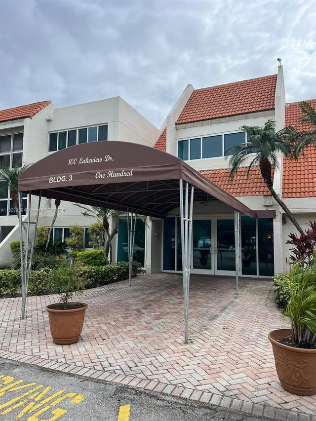 1 of 21 - 100 Lakeview Dr 118, Weston, FL