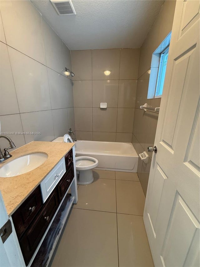 4 of 22 - 1720 Nw 44th St, Miami, FL