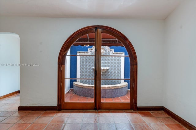 5 of 40 - 4516 Sw 64th Ct, Miami, FL