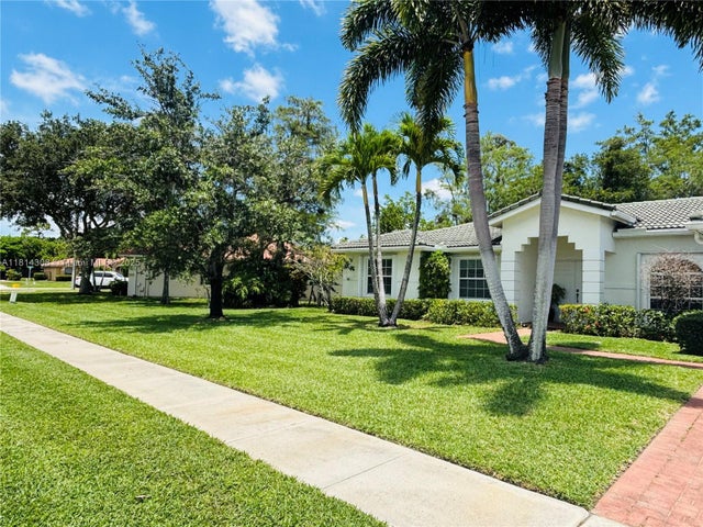 1 of 22 - 126 Chestnut Cir, Royal Palm Beach, FL
