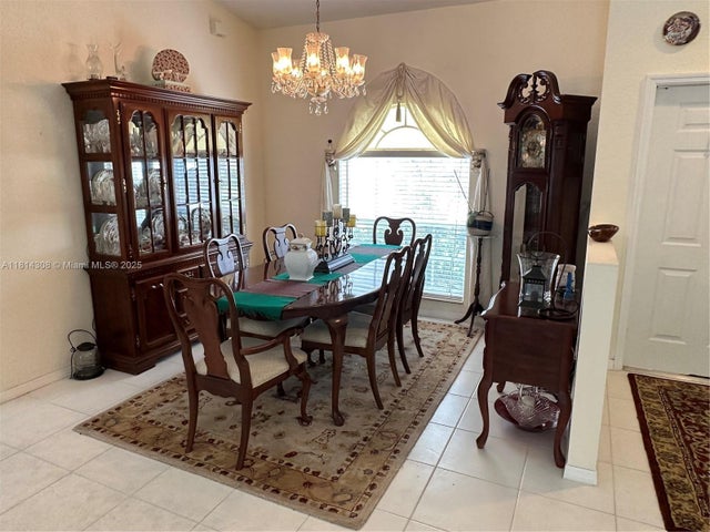 5 of 22 - 126 Chestnut Cir, Royal Palm Beach, FL