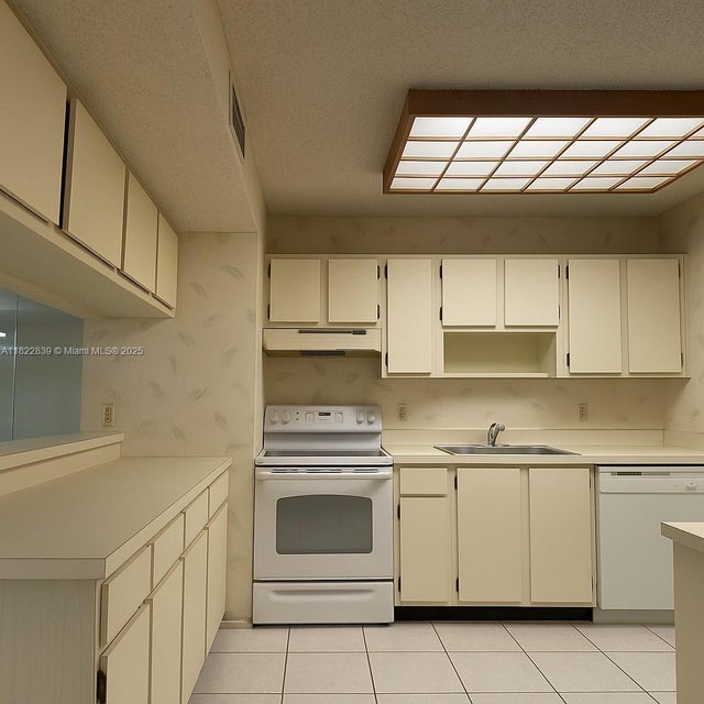 2 of 10 - 20731 Ne 4th Pl 103, Miami, FL