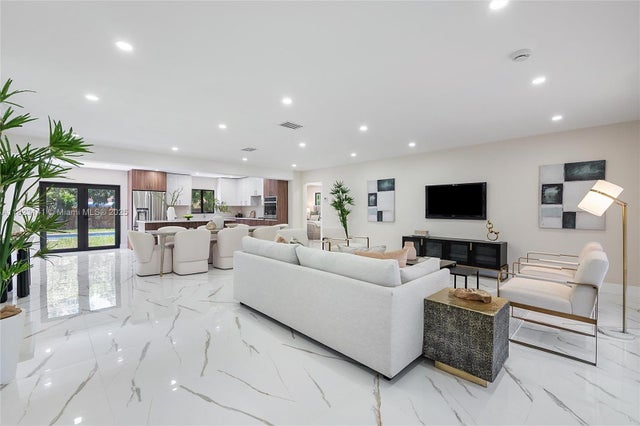 3 of 27 - 4300 Monroe St, Hollywood, FL