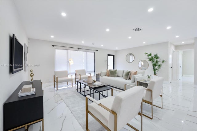 5 of 27 - 4300 Monroe St, Hollywood, FL