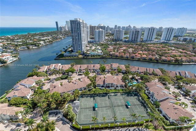 21050 Point Pl 2702, Aventura