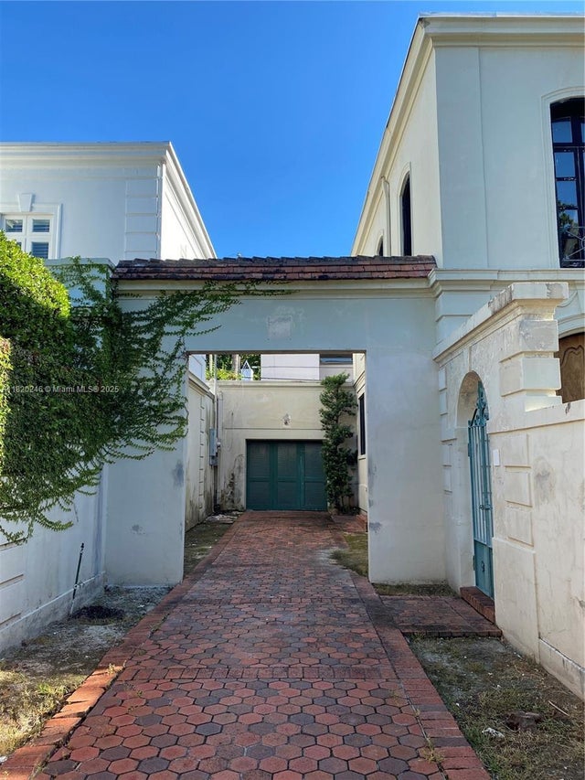 2 of 4 - 1021 Hardee Rd, Coral Gables, FL