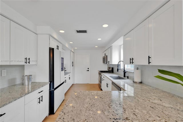 5 of 18 - 7431 Coquina Dr, North Bay Village, FL