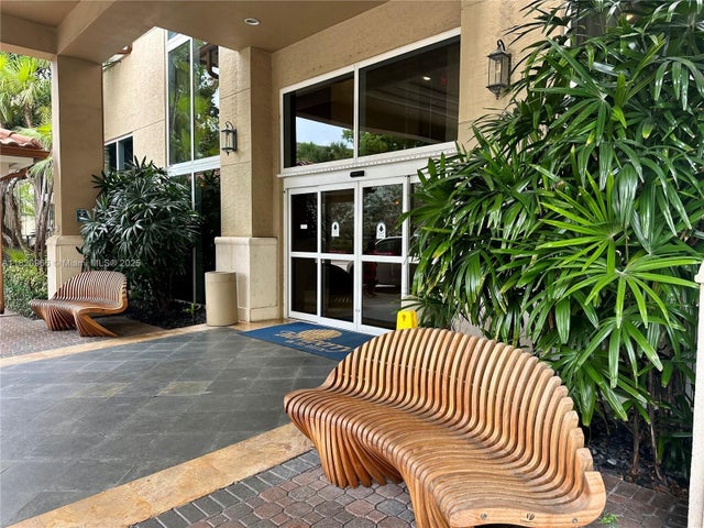 3 of 53 - 19501 W Country Club Dr 914, Aventura, FL