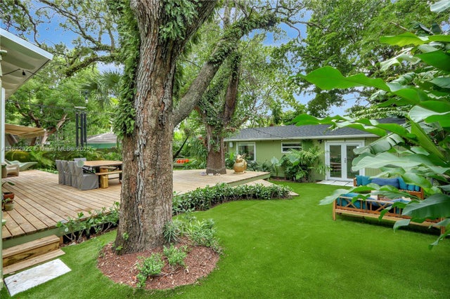 5 of 53 - 842 Nw 9th Ct, Miami, FL