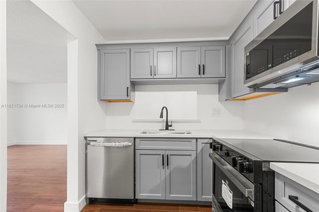 4 of 27 - 1912 Monroe St 201, Hollywood, FL