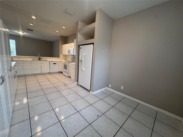 3 of 32 - 833 Stanton Dr, Weston, FL