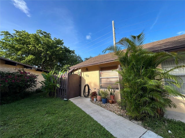 1 of 37 - 121 Briarwood Cir 1-5, Hollywood, FL
