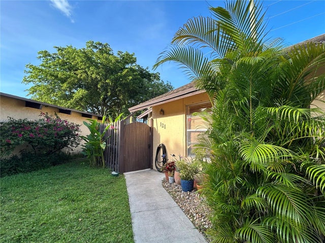 2 of 37 - 121 Briarwood Cir 1-5, Hollywood, FL