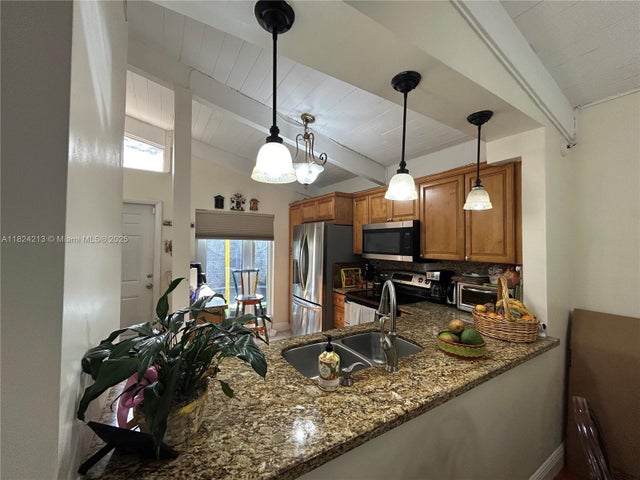 4 of 37 - 121 Briarwood Cir 1-5, Hollywood, FL