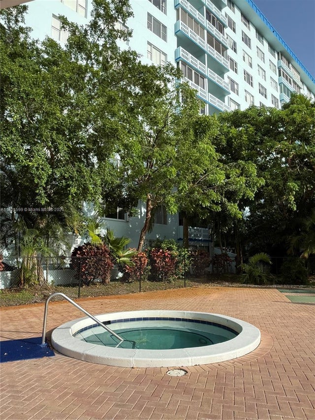 4 of 33 - 4001 Hillcrest Dr 710, Hollywood, FL